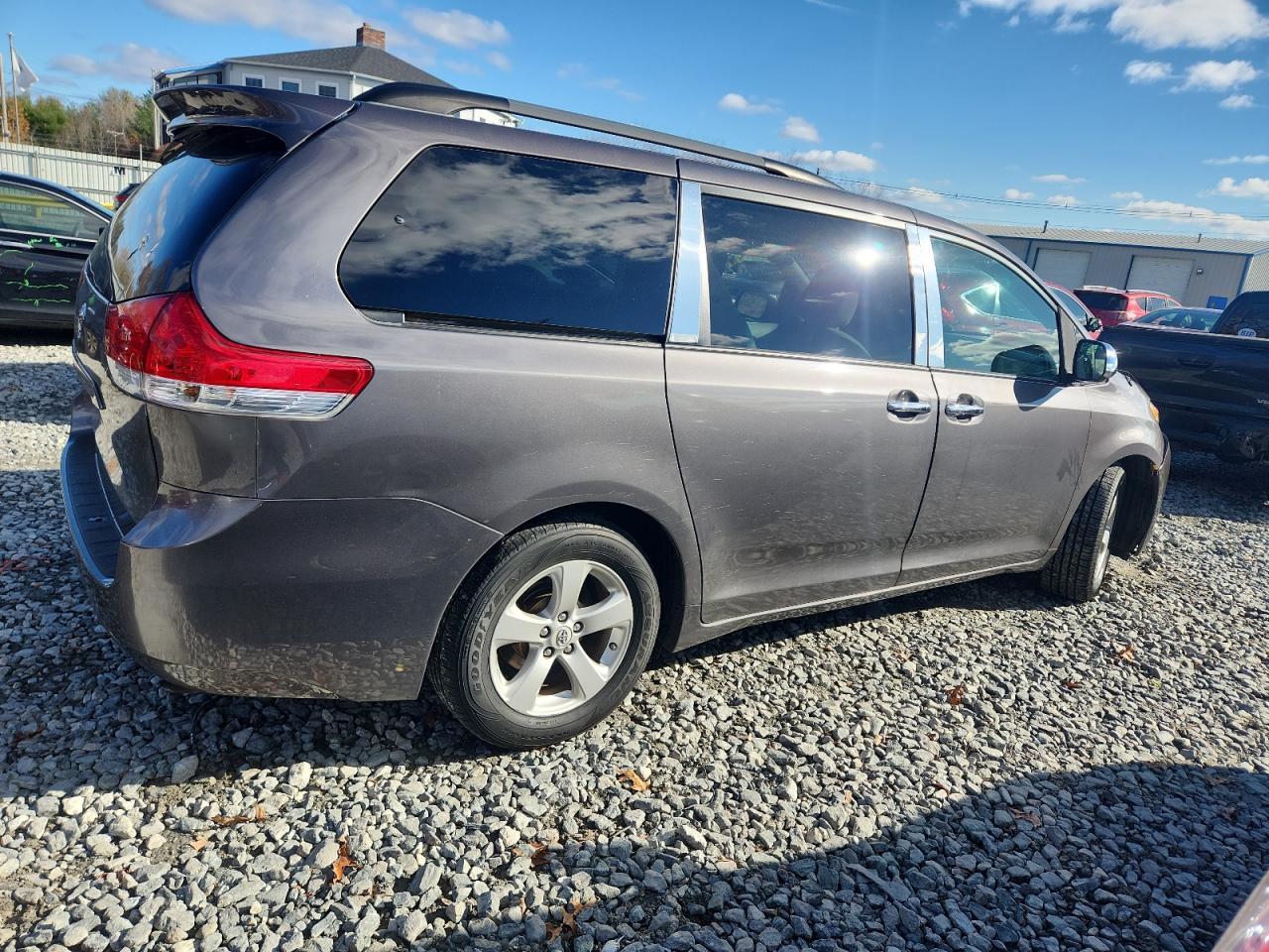 2011 TOYOTA SIENNA