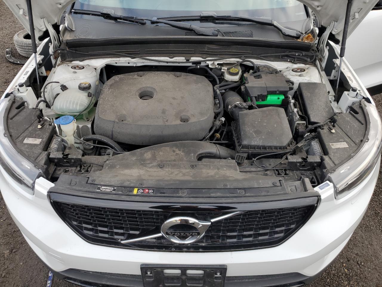 2021 VOLVO XC40