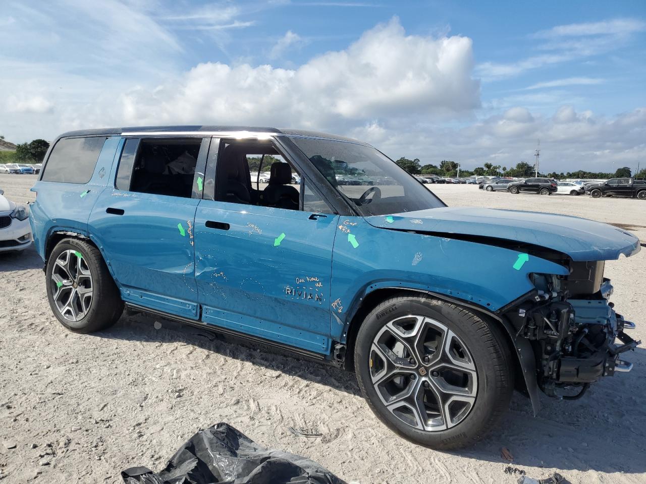 2025 RIVIAN R1s
