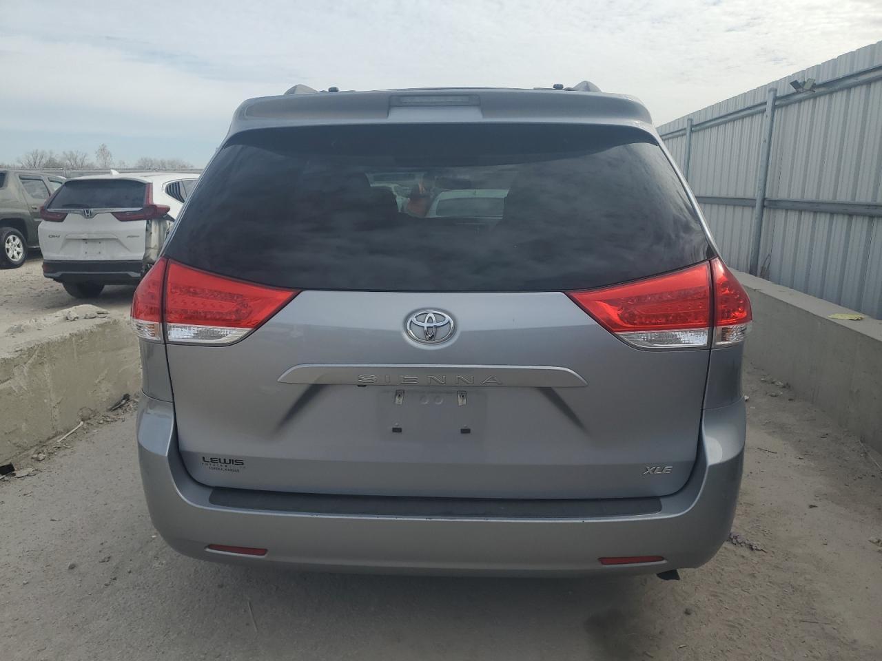 2012 TOYOTA SIENNA
