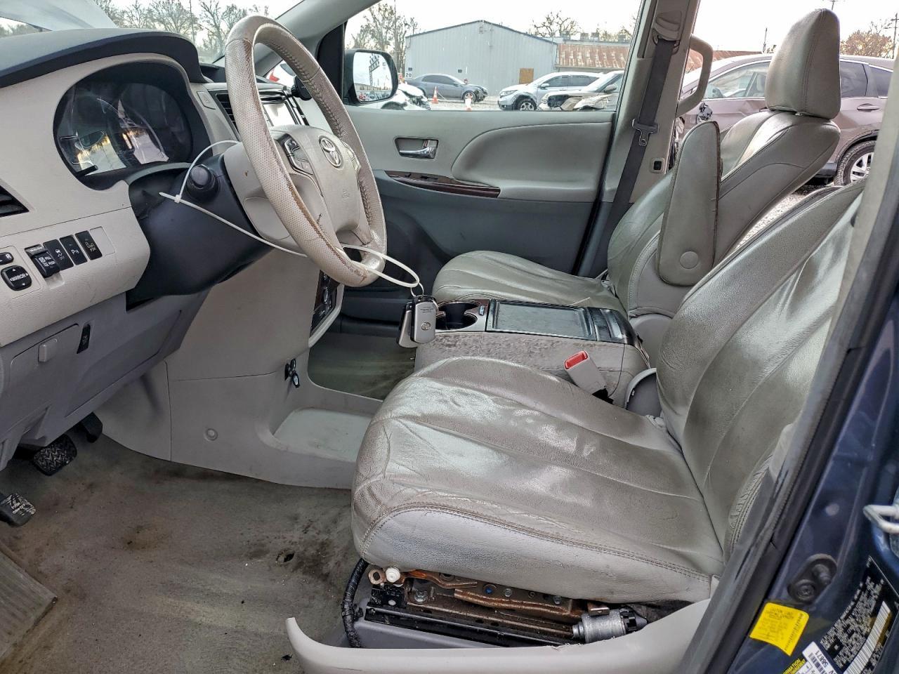 2013 TOYOTA SIENNA