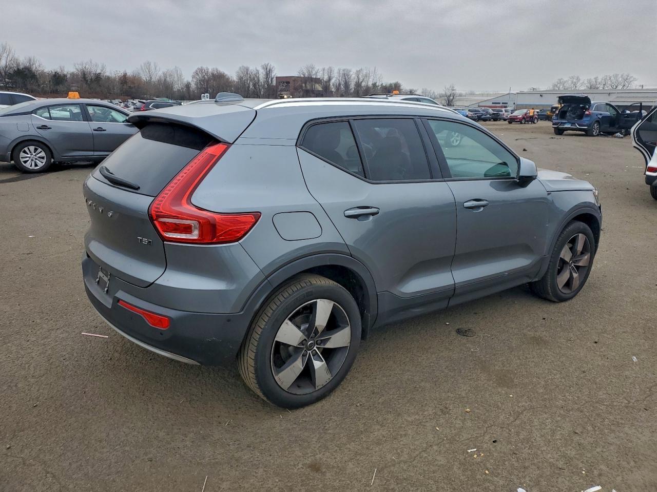 2019 VOLVO XC40