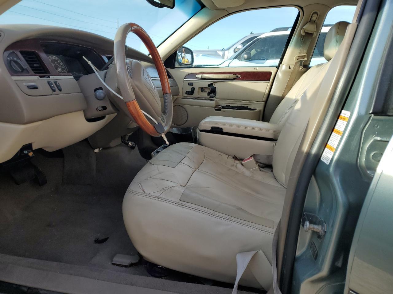 2004 LINCOLN Town Car