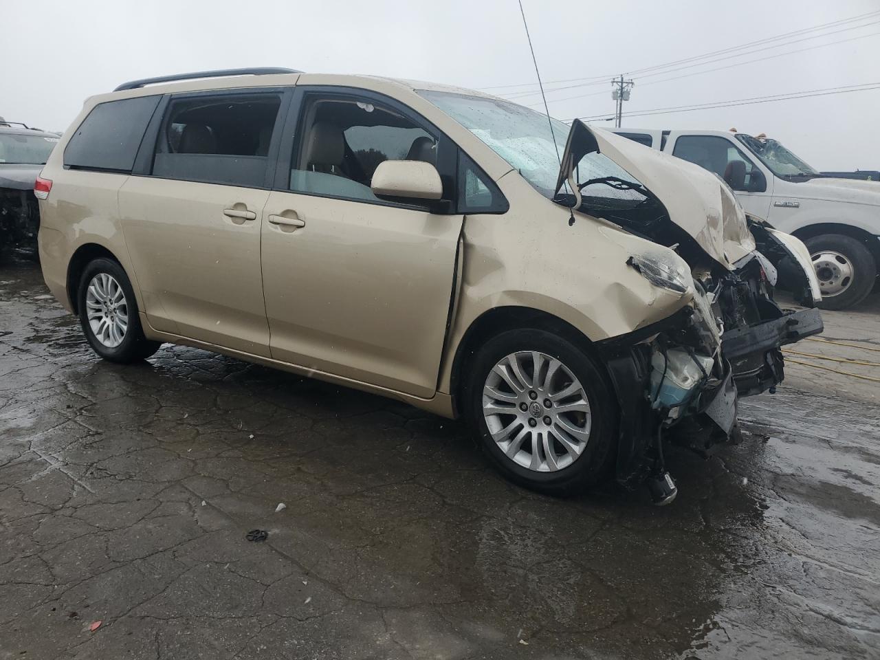 2011 TOYOTA SIENNA