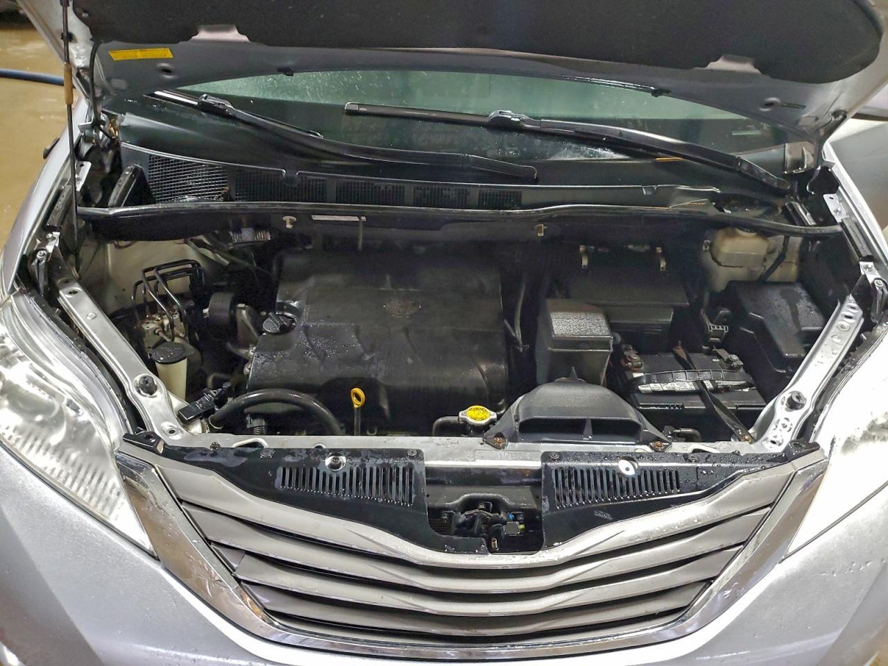 2011 TOYOTA SIENNA
