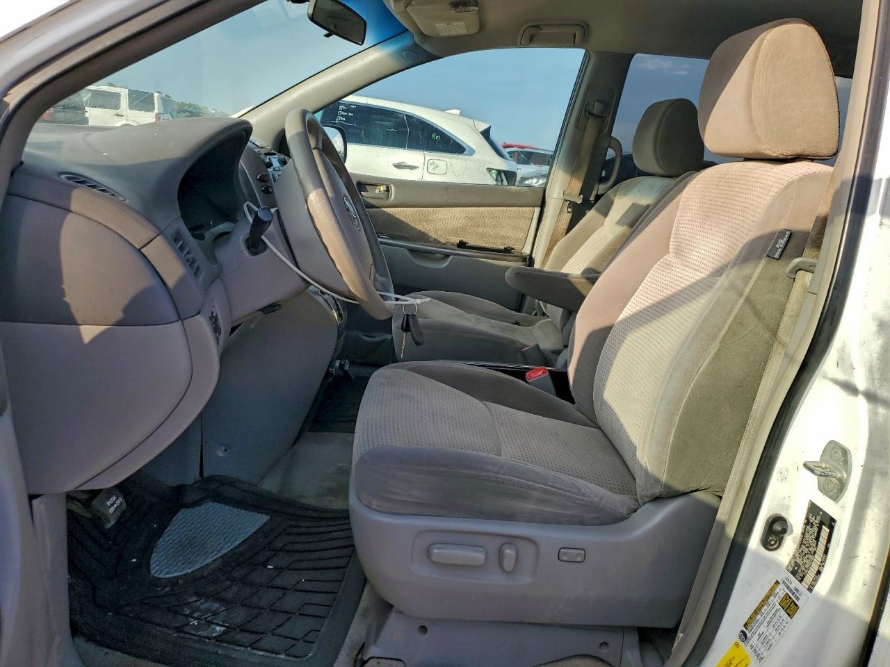 2010 TOYOTA SIENNA