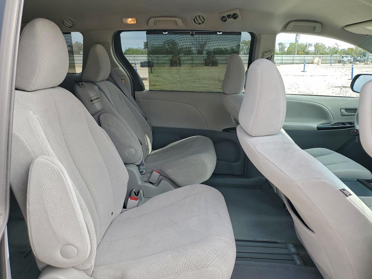 2011 TOYOTA SIENNA
