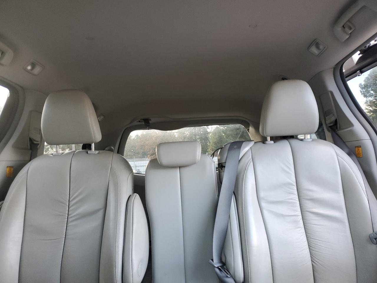2012 TOYOTA SIENNA