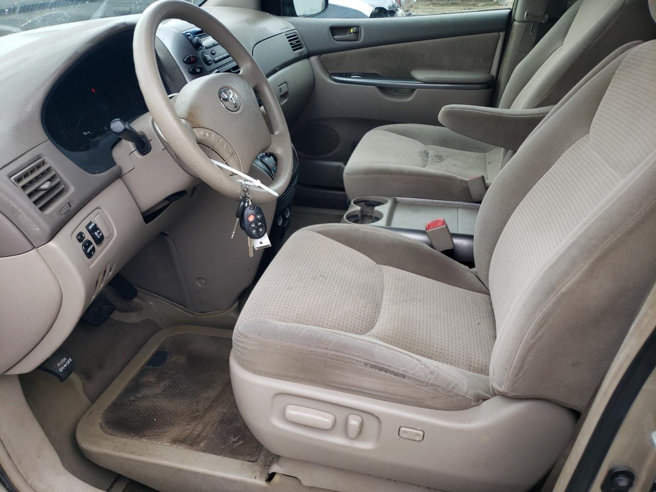 2010 TOYOTA SIENNA