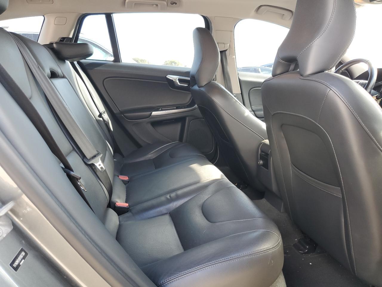 2017 VOLVO V60