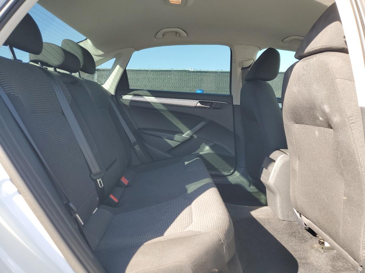 2016 VOLKSWAGEN Passat
