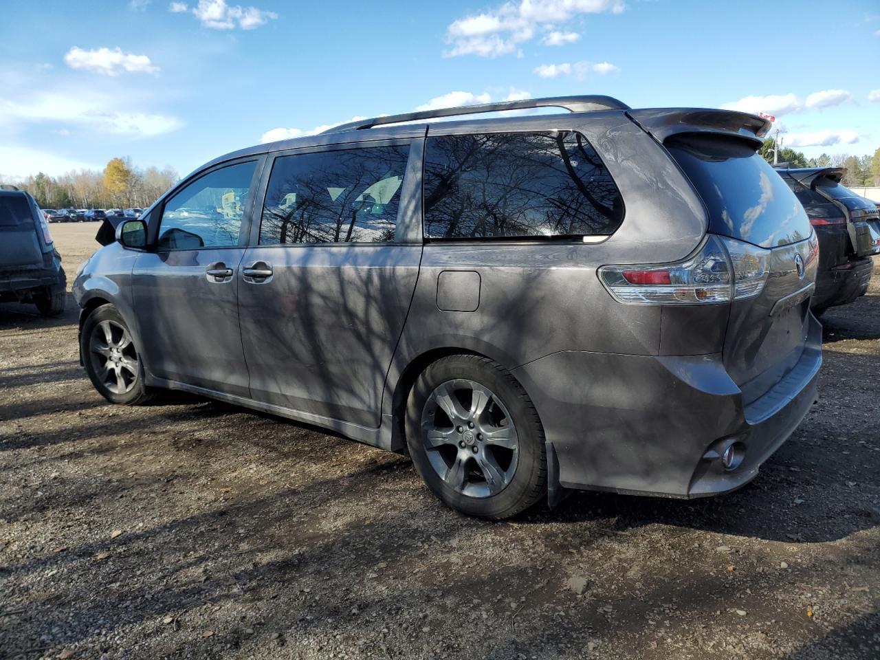 2011 TOYOTA SIENNA