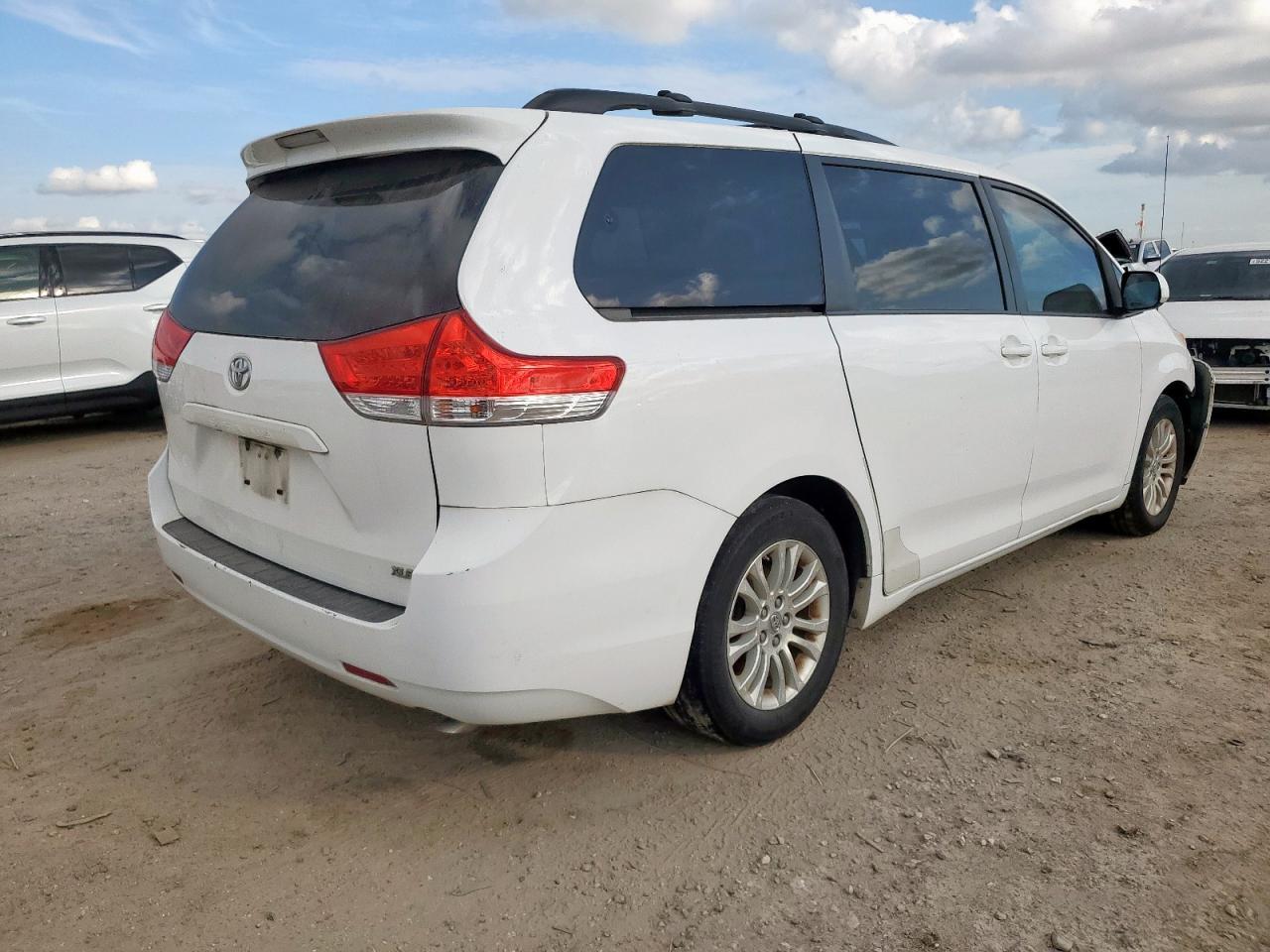 2013 TOYOTA SIENNA