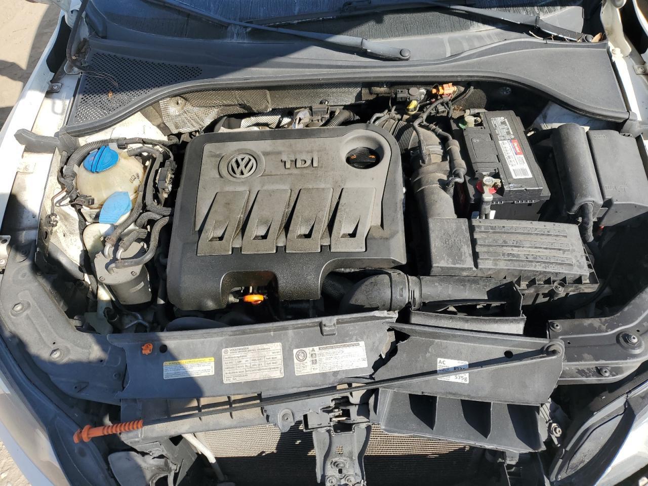 2012 VOLKSWAGEN Passat