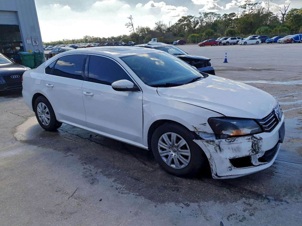 2012 VOLKSWAGEN Passat