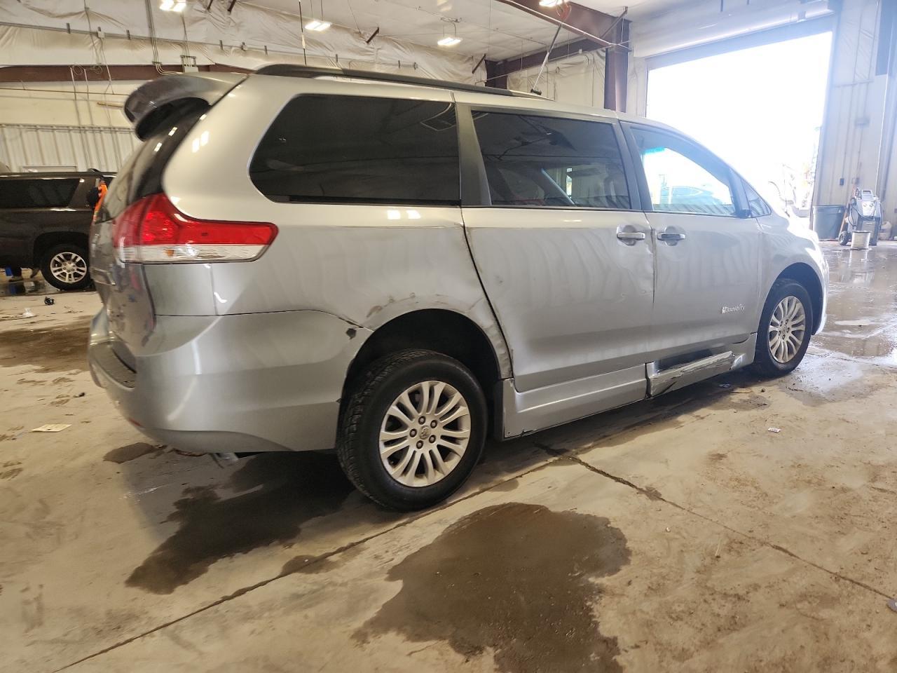 2013 TOYOTA SIENNA
