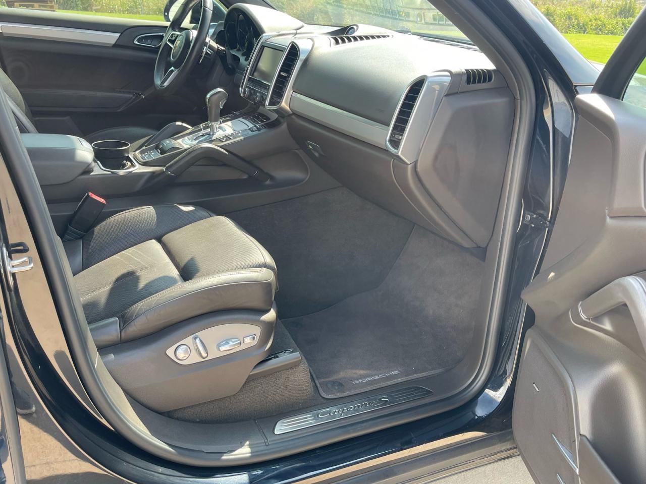 2016 PORSCHE CAYENNE