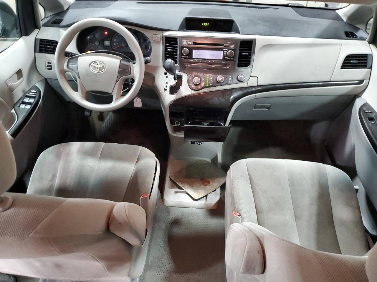 2011 TOYOTA SIENNA