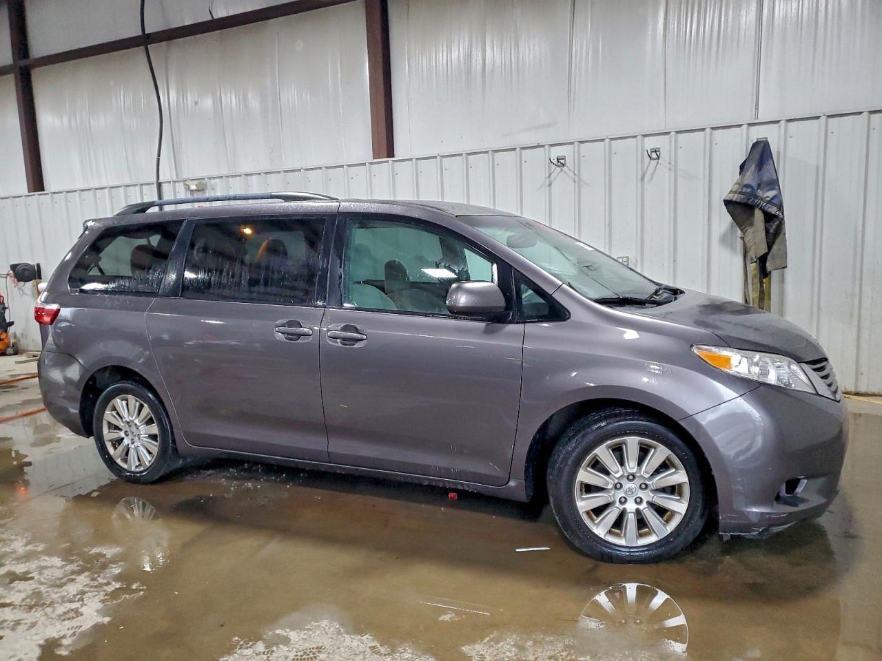 2015 TOYOTA SIENNA