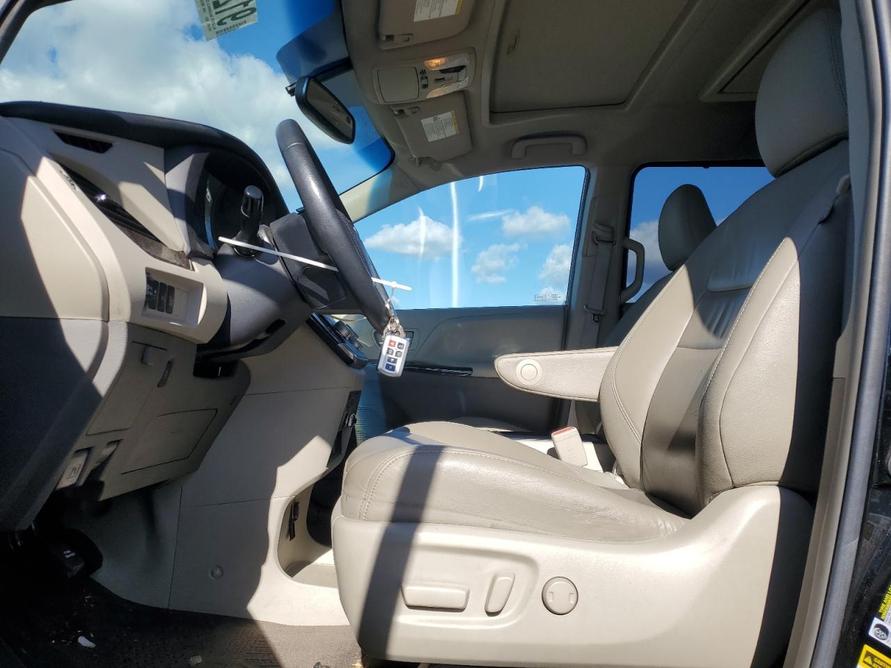 2017 TOYOTA SIENNA