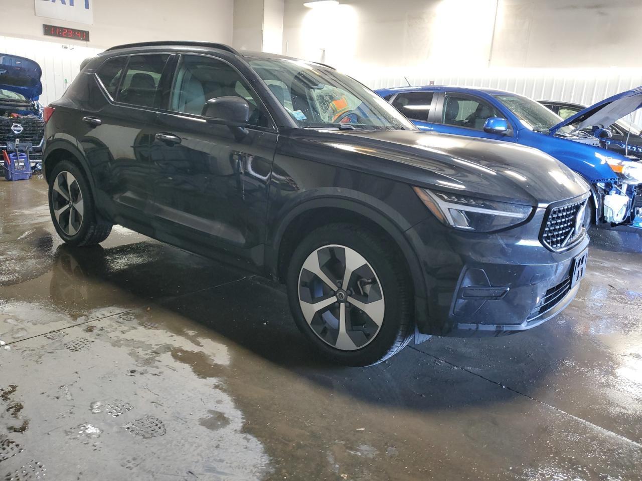 2024 VOLVO XC40