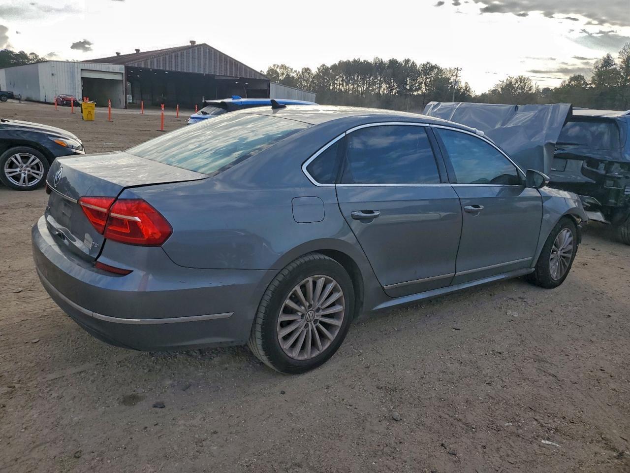 2016 VOLKSWAGEN Passat