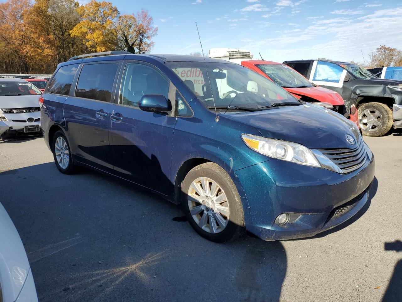2011 TOYOTA SIENNA