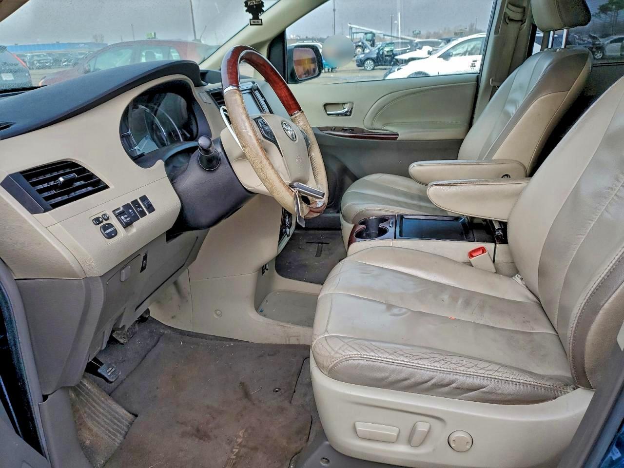 2011 TOYOTA SIENNA