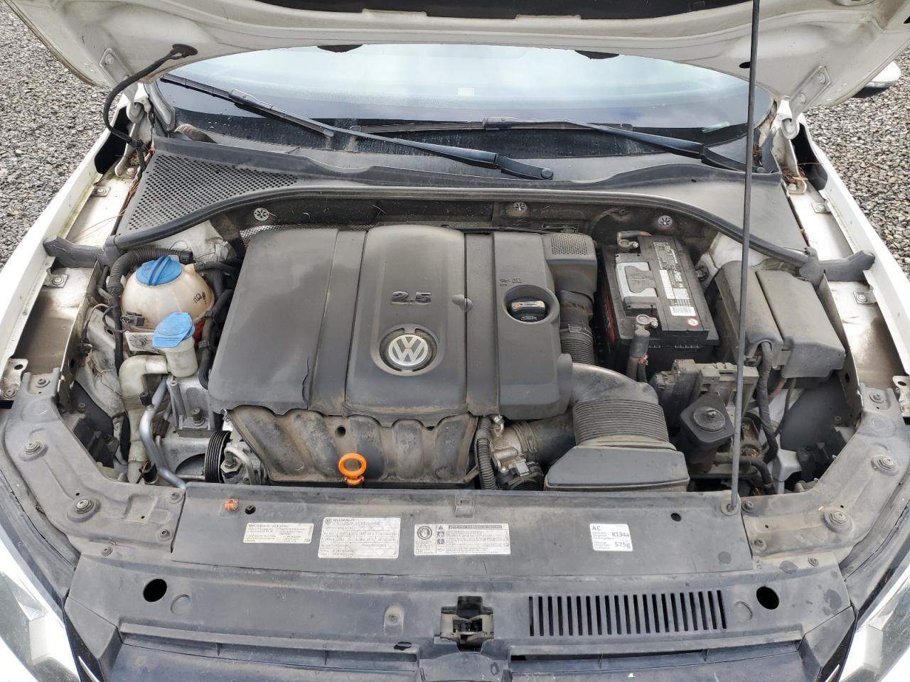 2013 VOLKSWAGEN Passat