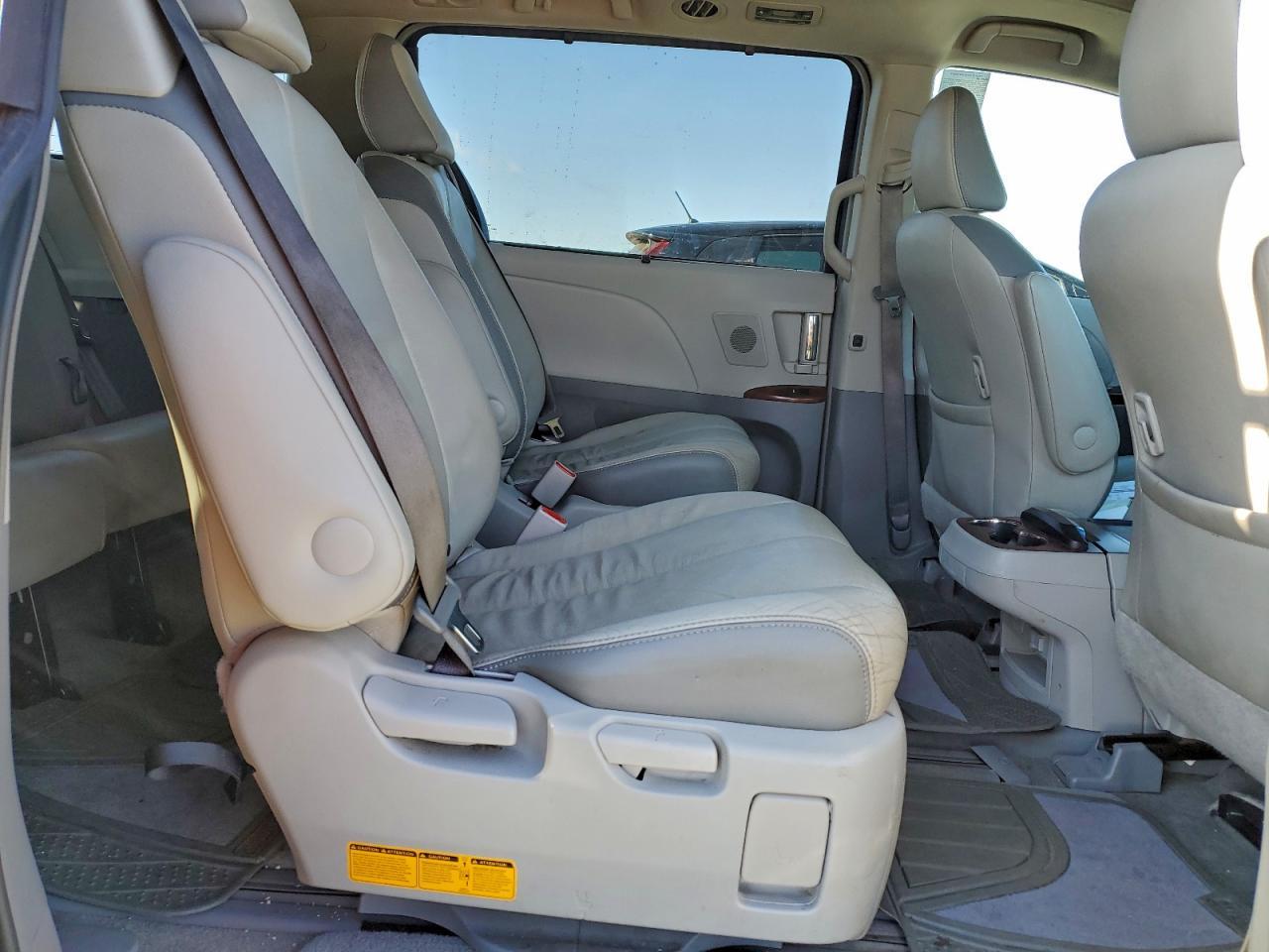 2013 TOYOTA SIENNA