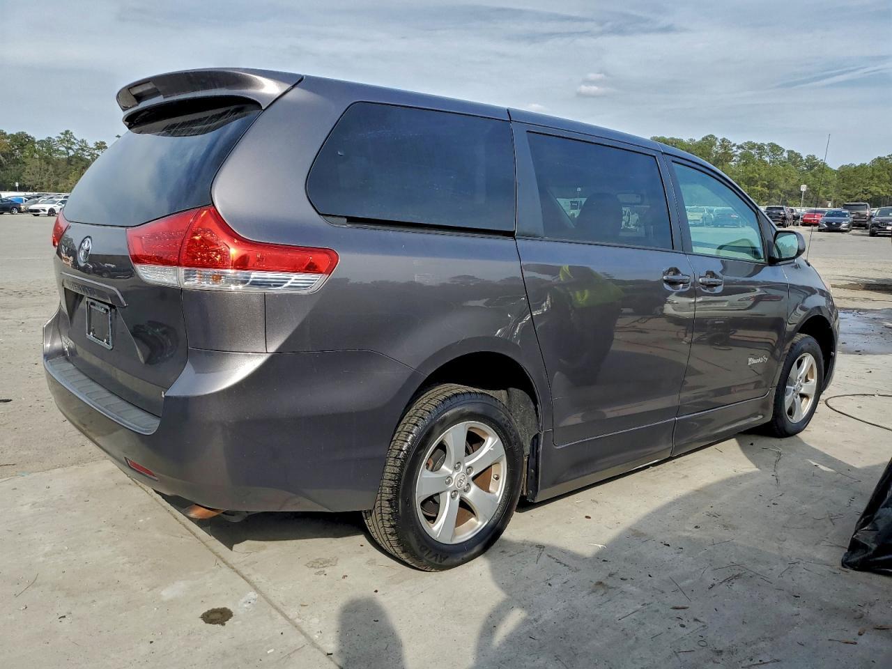 2011 TOYOTA SIENNA