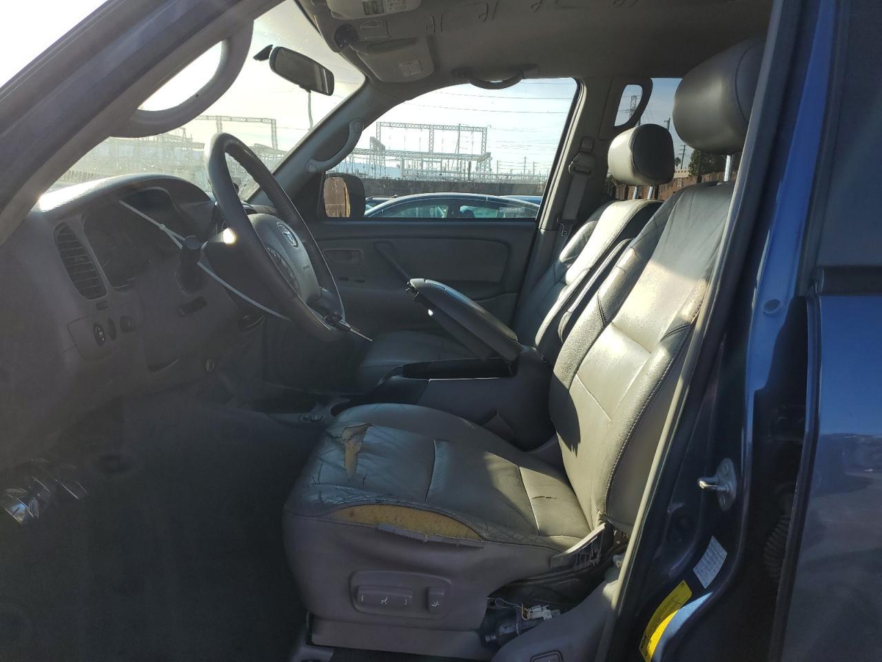 2004 TOYOTA Sequoia