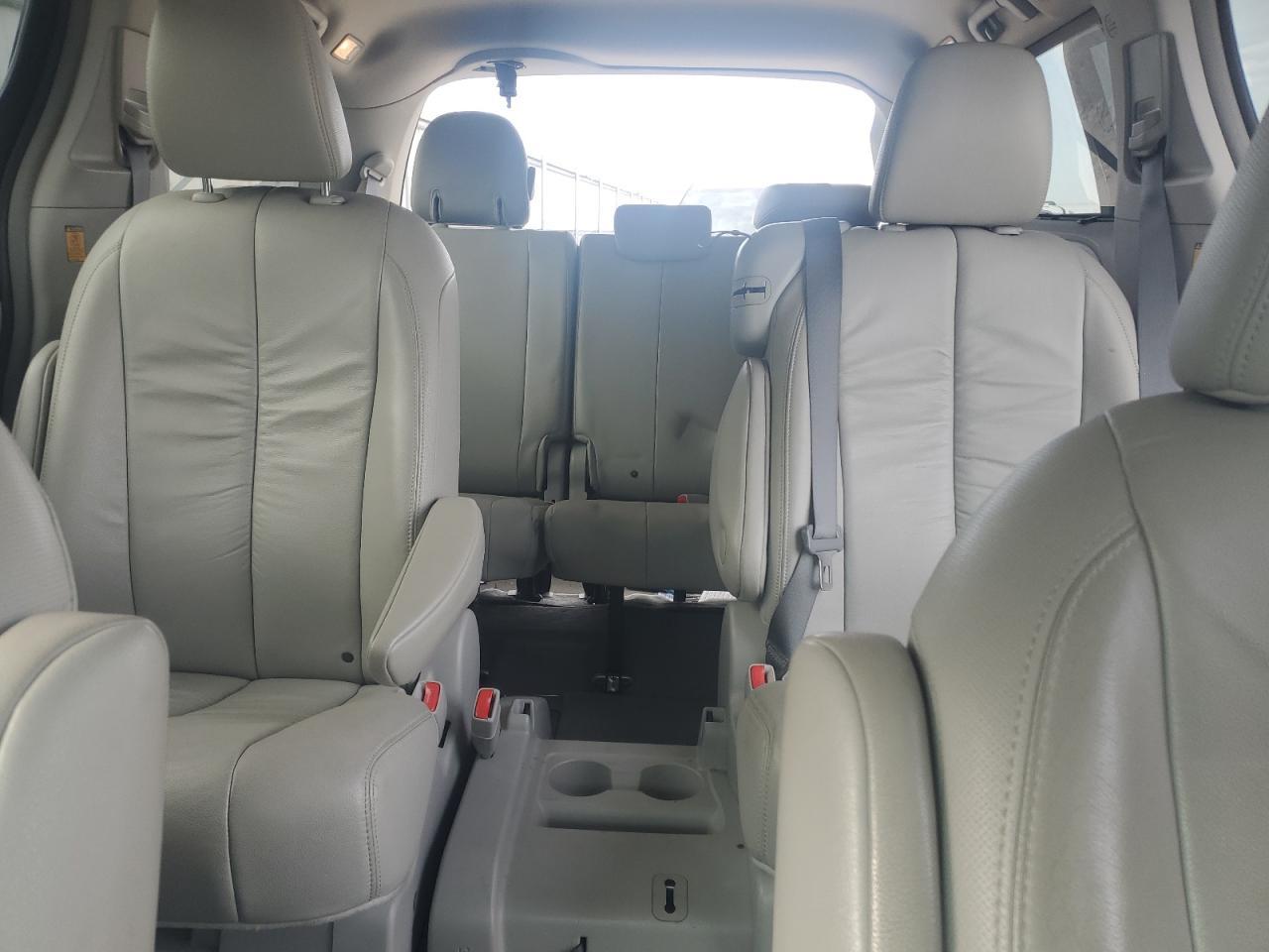 2012 TOYOTA SIENNA