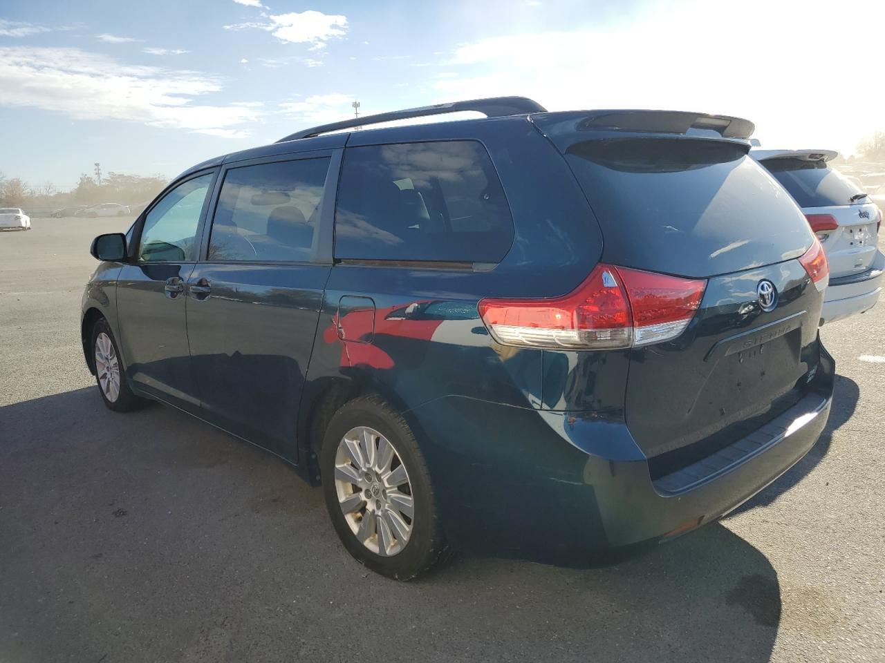 2011 TOYOTA SIENNA