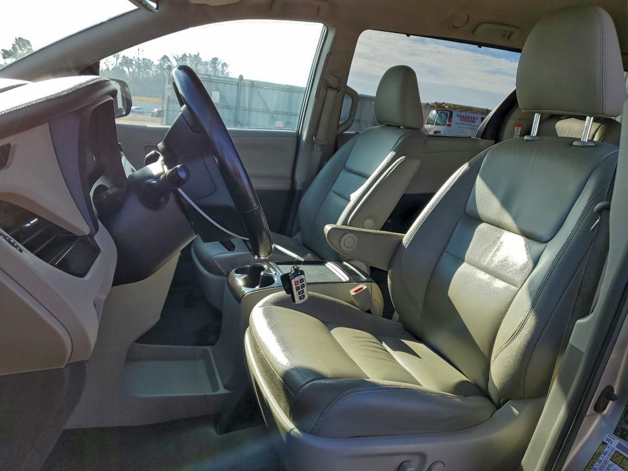 2016 TOYOTA SIENNA