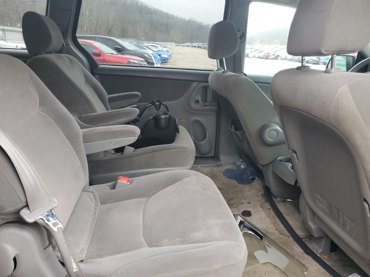 2004 TOYOTA SIENNA