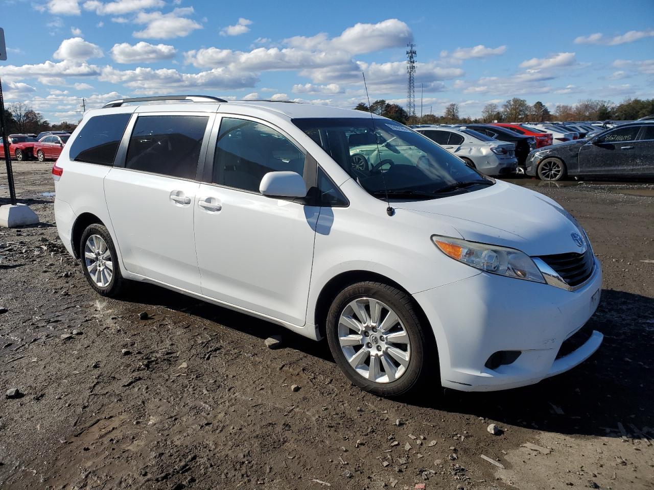 2014 TOYOTA SIENNA