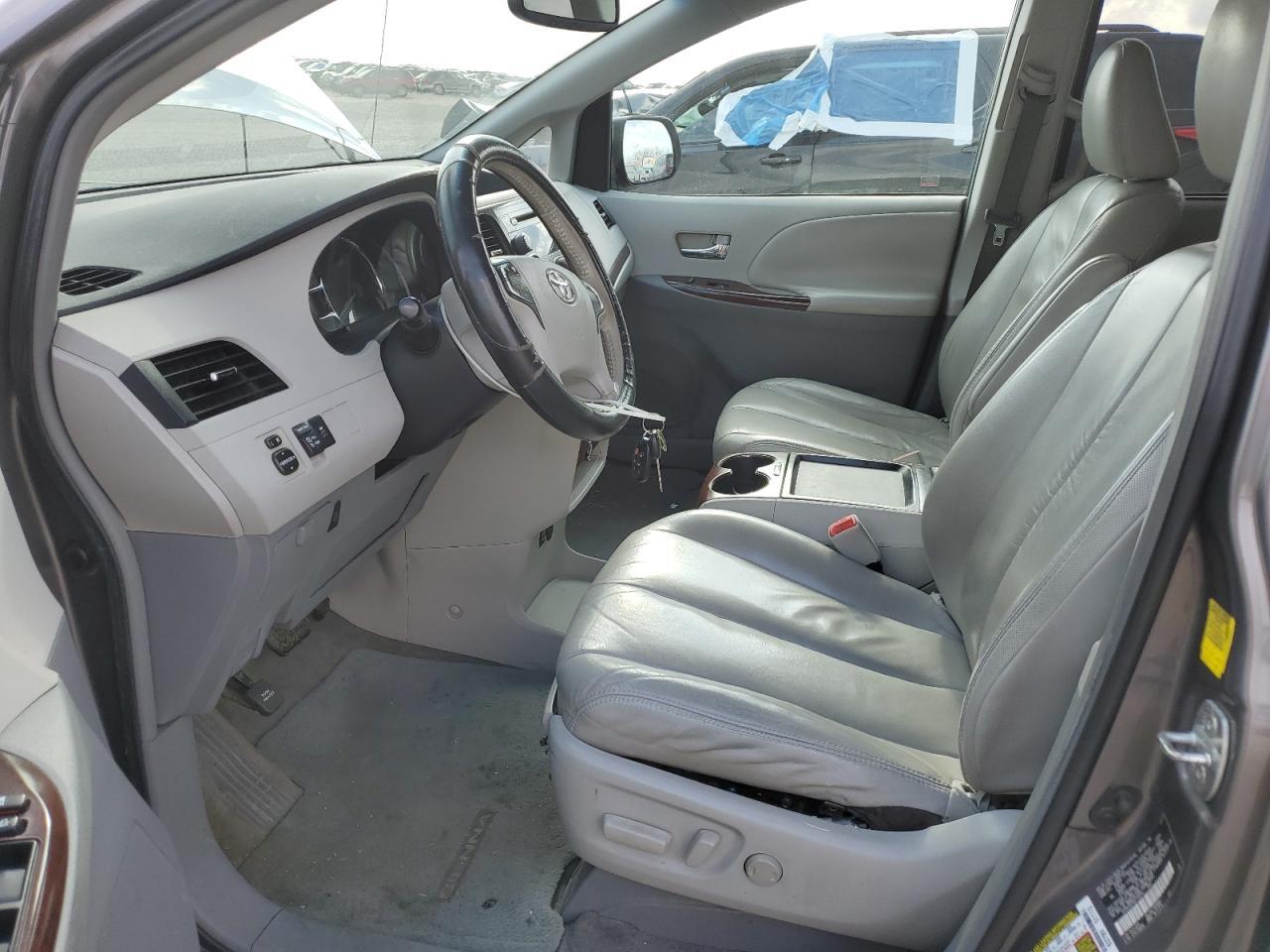 2011 TOYOTA SIENNA
