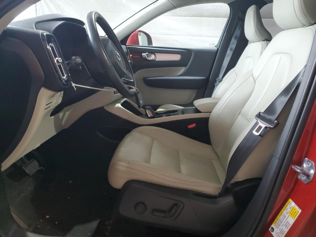 2019 VOLVO XC40