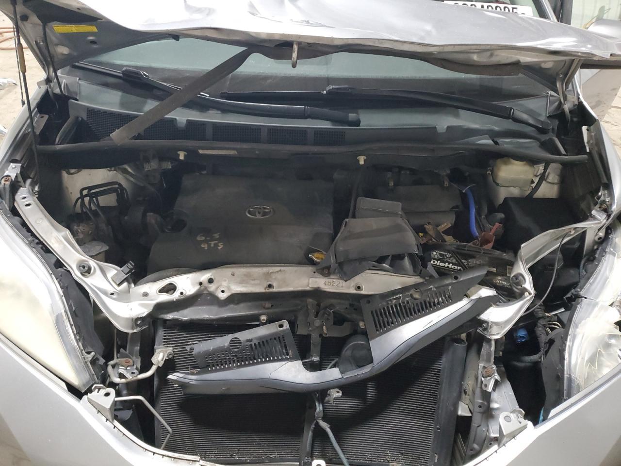 2011 TOYOTA SIENNA