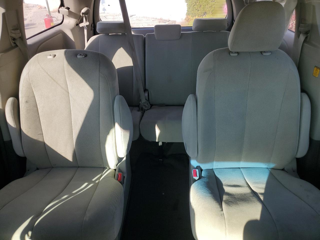 2011 TOYOTA SIENNA