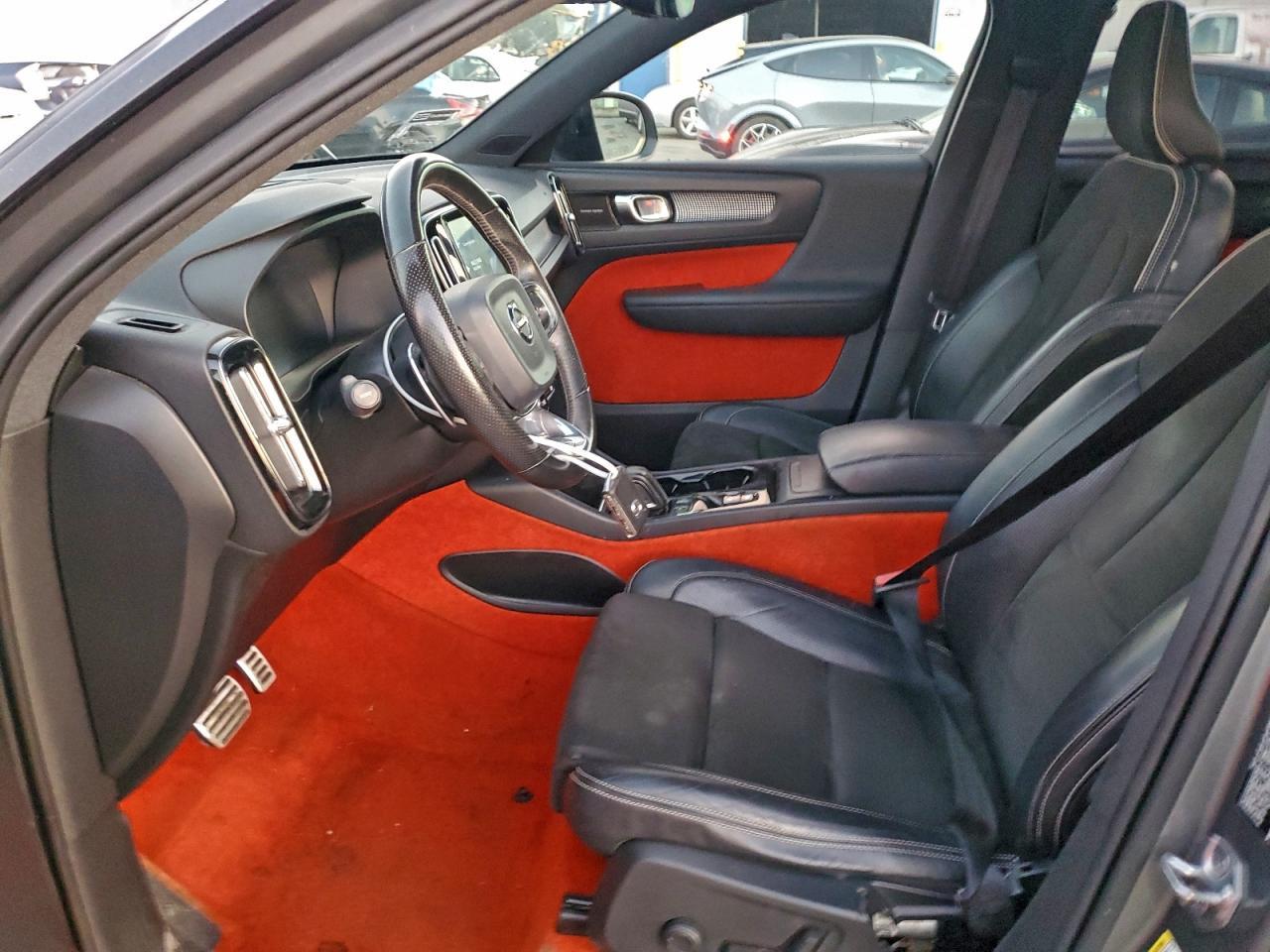 2019 VOLVO XC40