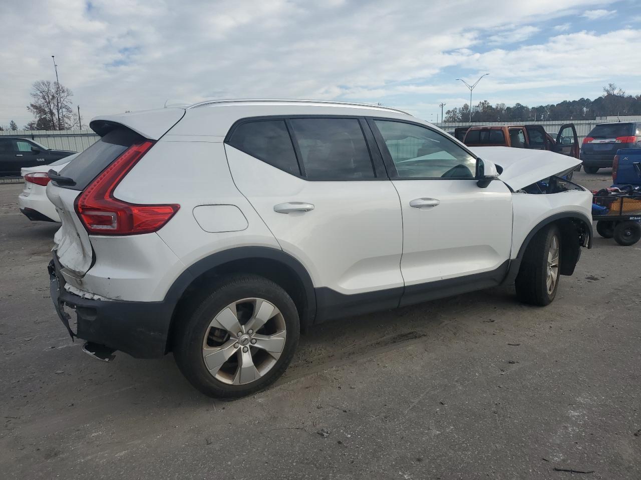 2022 VOLVO XC40