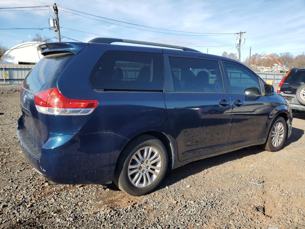 2011 TOYOTA SIENNA
