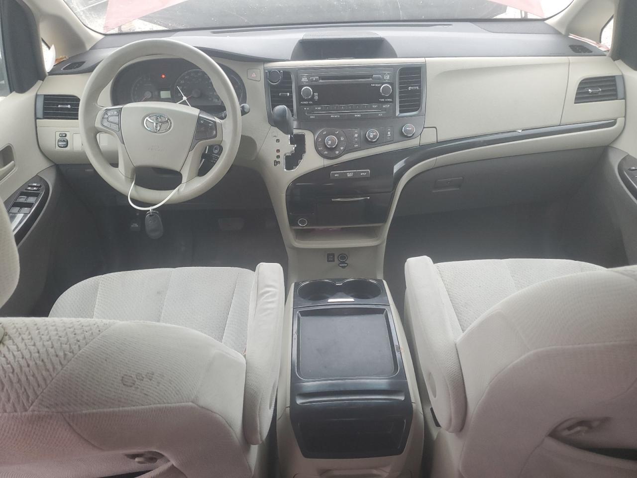 2011 TOYOTA SIENNA