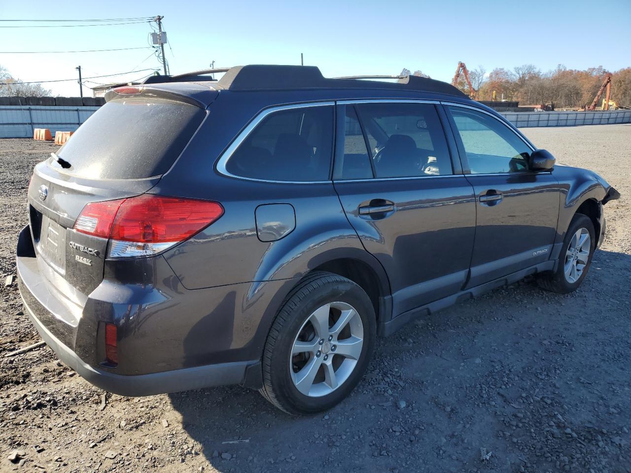 2013 SUBARU Outback