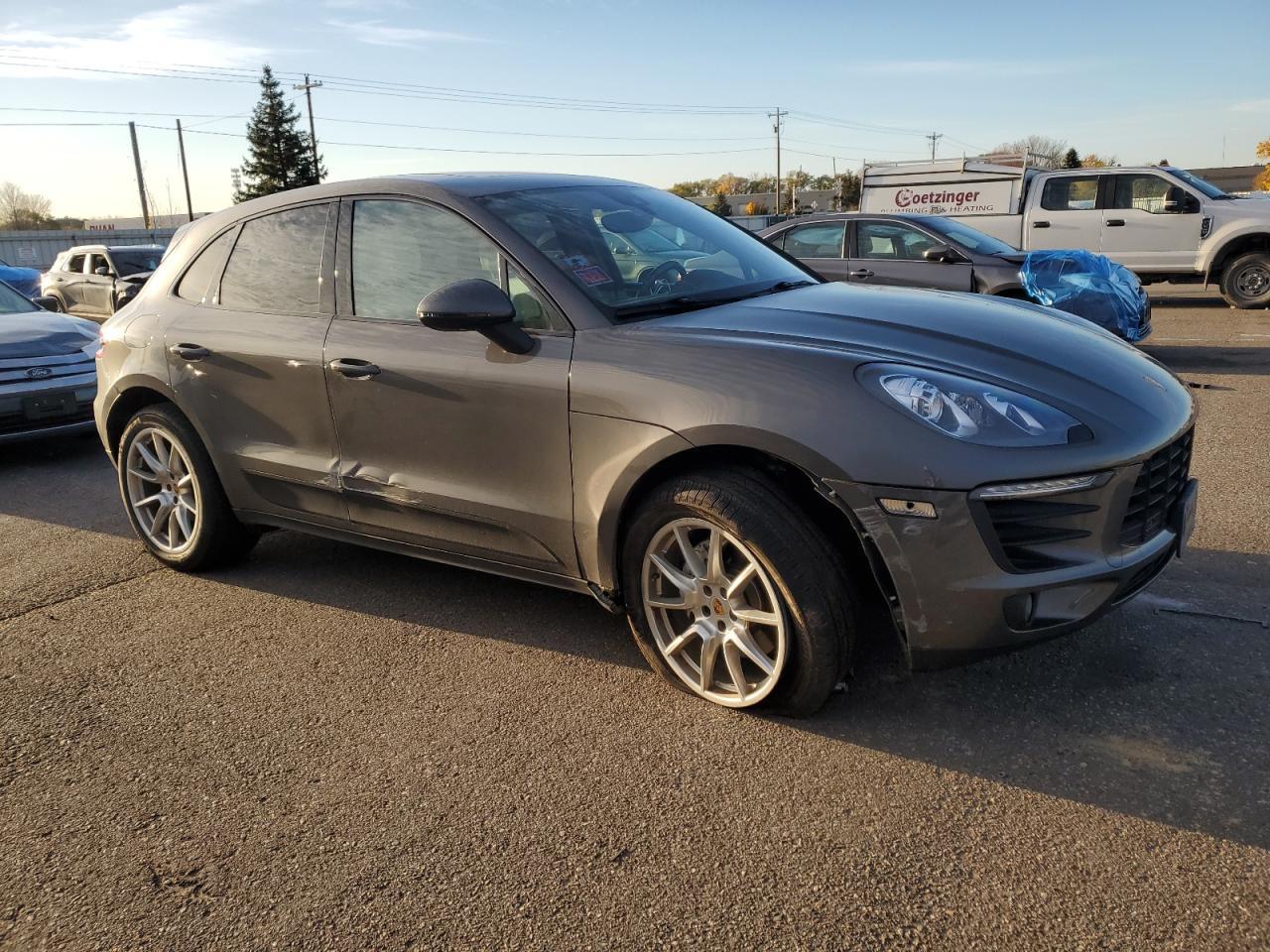 2016 PORSCHE Macan