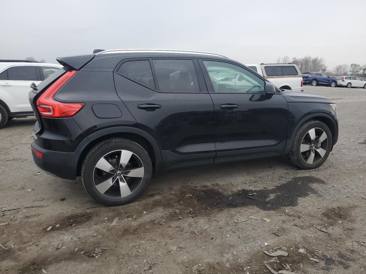 2021 VOLVO XC40