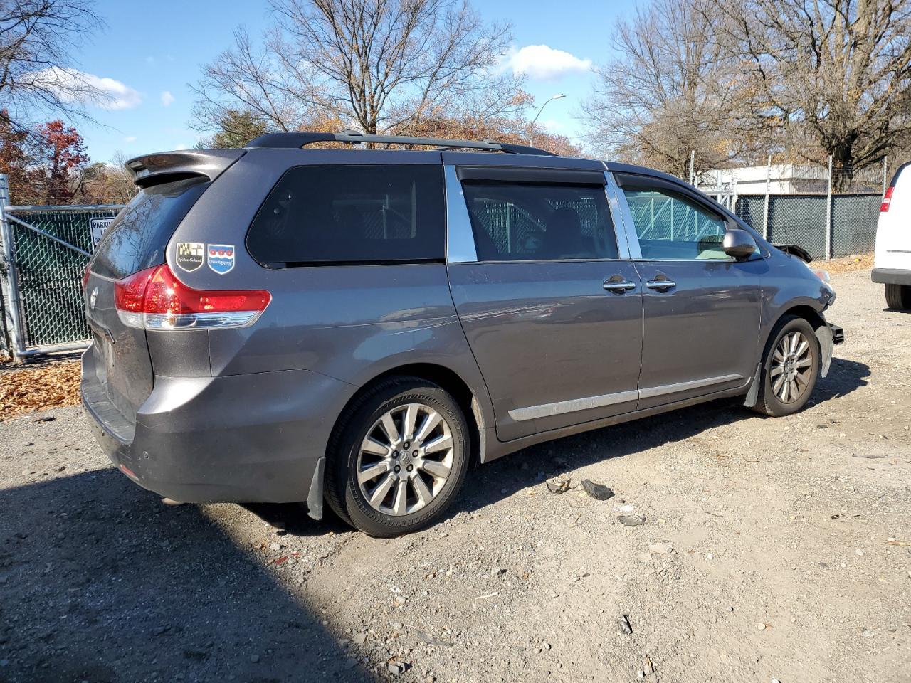2014 TOYOTA SIENNA