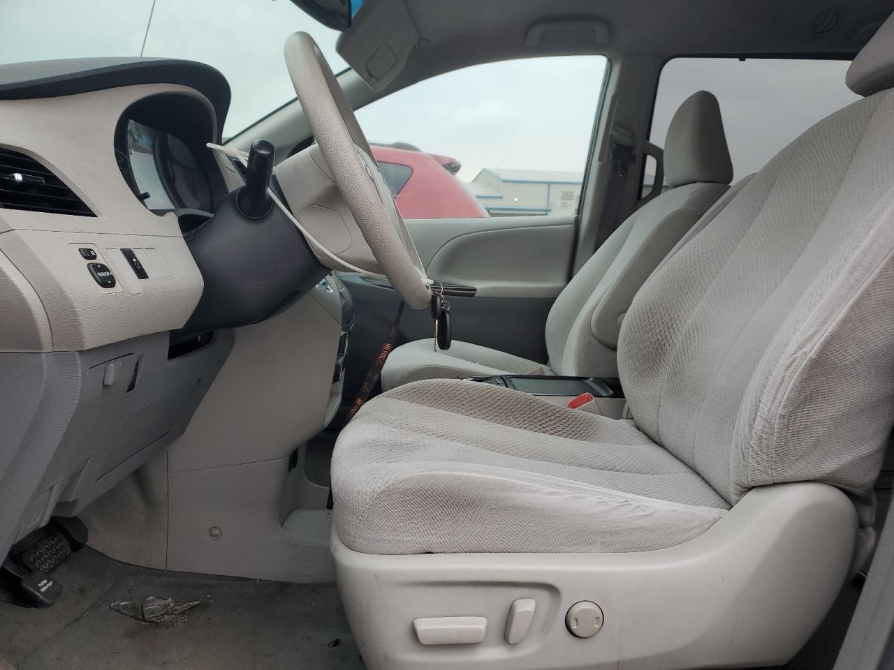 2012 TOYOTA SIENNA